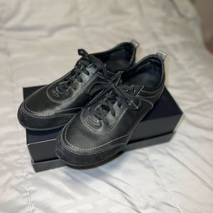 Vionic women’s walking shoes / sneakers - black and gray/silver - US size 7.5